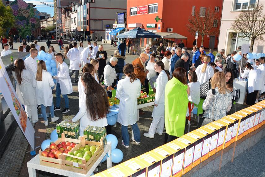 ПРИЈЕДОР, 13. НОВЕМБРА /СРНА/ - Организовањем амбуланти на отвореном и под мотом "Препознај свој ризик, сазнај свој одговор" Удружење дијабетичара Приједор данас је у сарадњи са ученицима медицинске школе обиљежило Свјетски дан борбе против дијабетеса. 