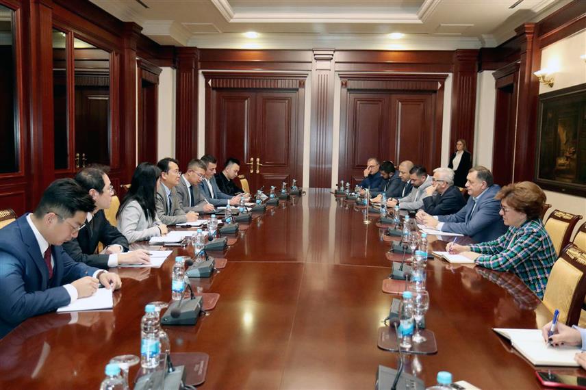 БАЊАЛУКА, 13. НОВЕМБРА /СРНА/ - Предсједник Републике Српске Милорад Додик разговарао је данас у Бањалуци са представницима Кинеске корпорације за путеве и мостове. /ФОТО- Борислав Здриња/