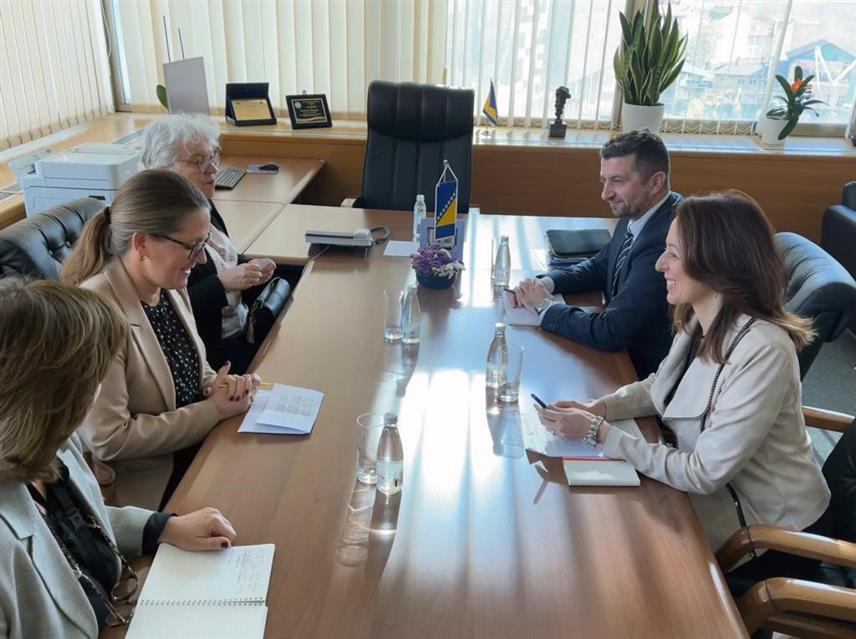 САРАЈЕВО, 13. НОВЕМБРА /СРНА/ - Министар цивилних послова у Савјету министара Дубравка Бошњак разговарала је данас у Сарајеву са амбасадором Шведске у БиХ Хеленом Лагерлоф о реализацији пројекта "Дигитално унапређење управљања земљиштем за европску будућност БиХ" /ДЕЛЕФ/.