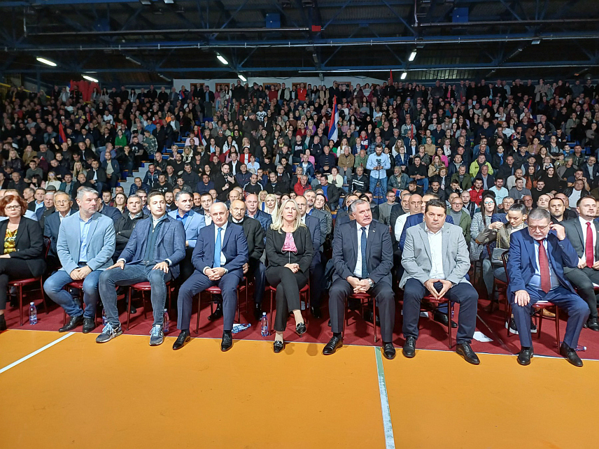 ДЕРВЕНТА, 13. НОВЕМБРА /СРНА/ - У Дервенти се одржава народни митинг "Бранимо Српску" који је организован с циљем подршке институцијама Републике Српске у одбрани надлежности Републике.
