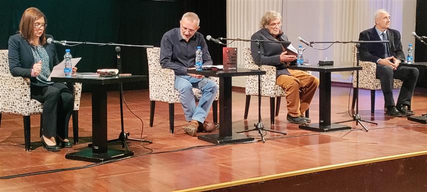 БЕОГРАД, 13. НОВЕМБРА /СРНА/ - Прослављени редитељ и писац Емир Кустурица представио је вечерас у Студентском културном центру у Београду своју књигу "Кад мртве душе марширају".