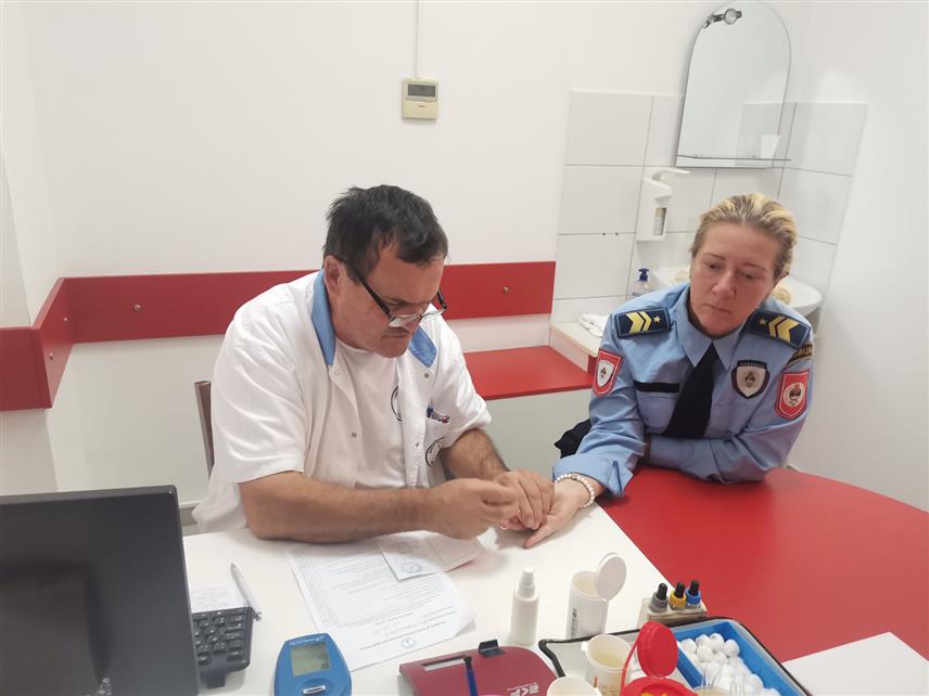 БИЈЕЉИНА, 14. НОВЕМБРА /СРНА/ - Припадници Полицијске управе Бијељина од јутрос дају крв у у бијељинској Служби за трансфузијску медицину у оквиру акције поводом крсне славе Министарства унутрашњих послова /МУП/ Републике Српске - Светог архангела Михаила.