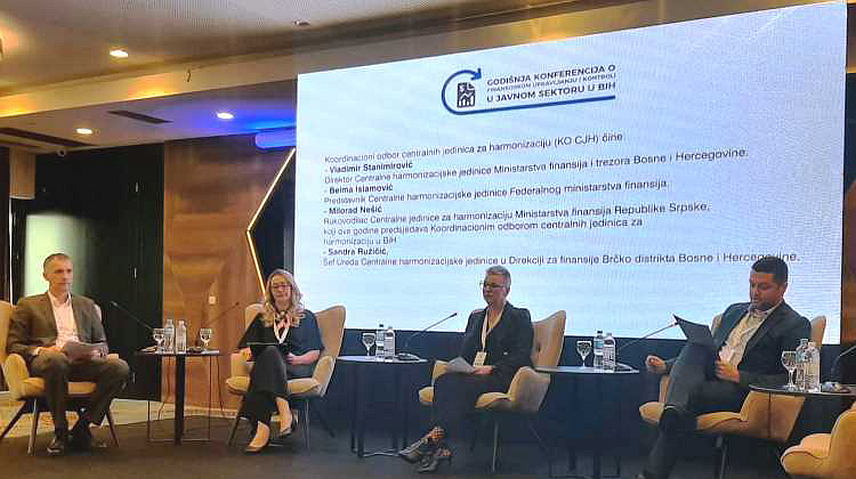 САРАЈЕВО, 14. НОВЕМБРА /СРНА/ - Централна јединица за хармонизацију Министарства финансија Републике Српске, у функцији предсједавајућег Координационог одбора централних јединица за хармонизацију БиХ, организовала је у Сарајеву годишњу конференцију о финансијском управаљању и контроли у јавном сектору која је окупила око 200 учесника.