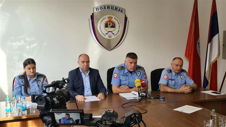 ДОБОЈ, 14. НОВЕМБРА /СРНА/ - Полицијска управа Добој , начелник Сектора криминалистичке полиције Драган Сушић са сарадницима на конференцији за новинаре.