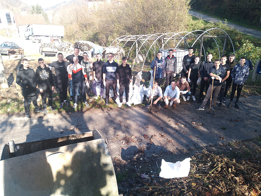 МИЛИЋИ, 14. НОВЕМБРА /СРНА/ - Ученици првог и другог разреда Средњошколског центра /СШЦ/ "Милутин Миланковић" из Милића данас су организовали акцију уклањања депоније смећа у насељу Голочевина чиме желе поручити становницима да воде рачуна гдје бацају отпад.
