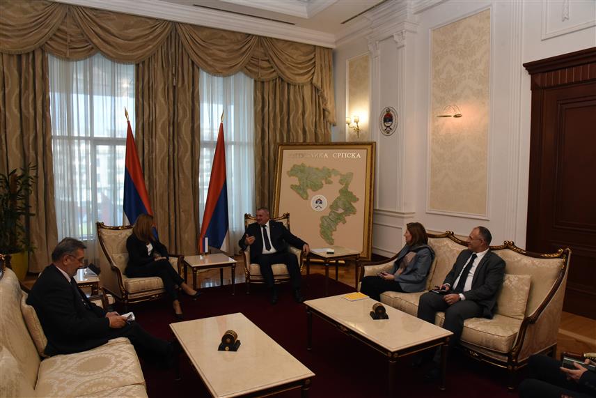 БАЊАЛУКА, 14. НОВЕМБРА /СРНА/ - Предсједник Владе Републике Српске Радован Вишковић и шеф Канцеларије Европске банке за обнову и развој /ЕБРД/ у БиХ Мануела Несл на данашњем састанку у Бањалуци изразили су спремност за наставак и проширење сарадње на пројектима из области енергетске ефикасности, те управљања отпадом и дигитализације.