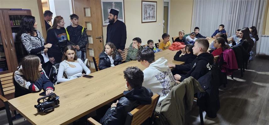 ПОДГОРИЦА, 14. НОВЕМБРА /СРНА/- Дјеца и њихови професори из Ораховца и Велике Хоче на Косову и Метохији боравили у Српској кући у Беранама.