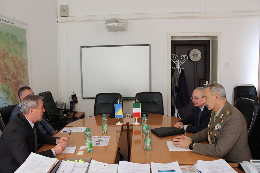 САРАЈЕВО, 14. НОВЕМБРА /СРНА/ - Представници БиХ и Италије потписали су данас у Сарајеву технички споразум о донацији резервних дијелова за хеликоптере Оружаних снага БиХ, саопштено је из Министарства одбране у Савјету министара.