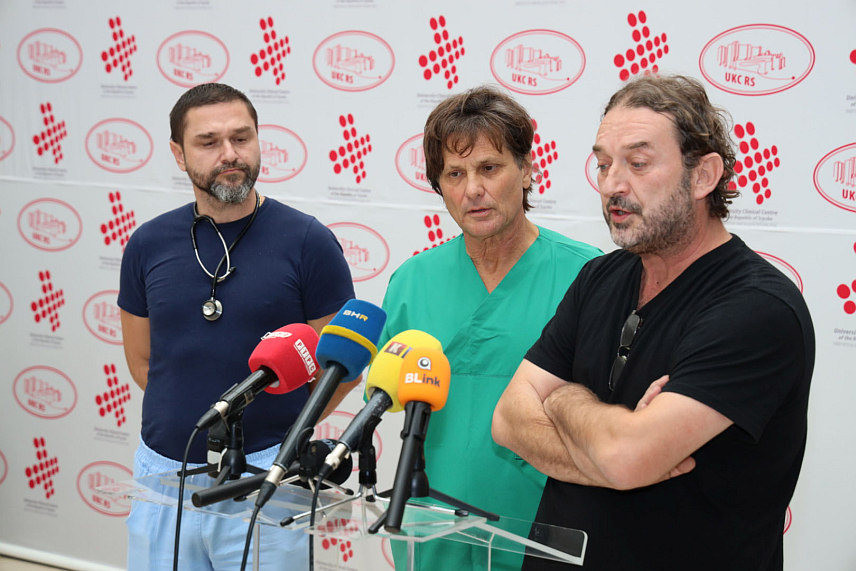 БАЊАЛУКА, 14. НОВЕМБРА /СРНА/ - Редовни професор на Универзитету у Палерму Алфредо Галаси је у Универзитетском клиничком центру /УКЦ/ Републике Српске надгледао и сугерисао извођење софистицираних перкутаних коронарних интервенција, гдје се путем игле и катетера долази до срца, те похвалио опремљеност УКЦ-а и стручност кадра.