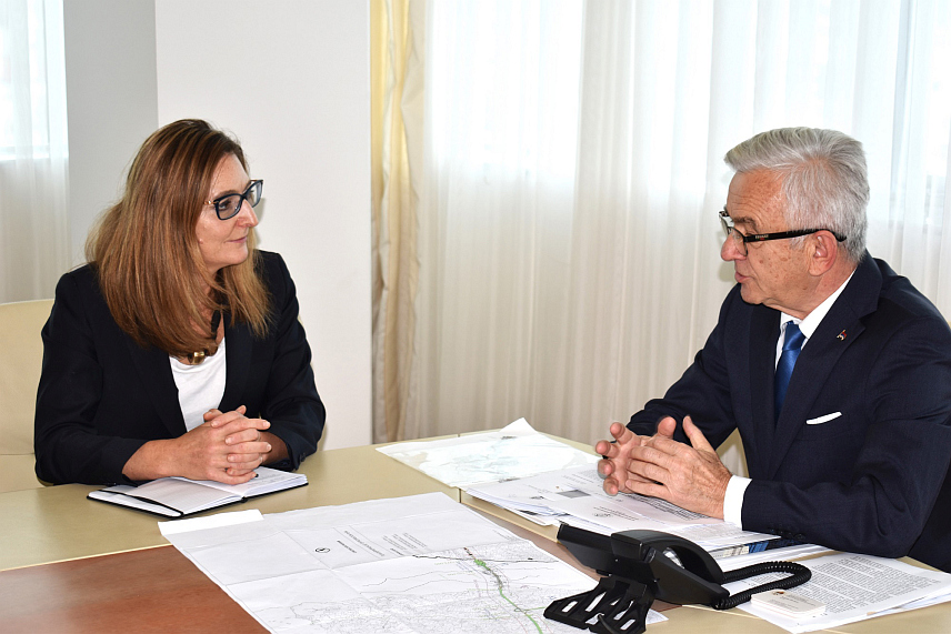 БАЊАЛУКА, 14. НОВЕМБРА /СРНА/ - Министар саобраћаја и веза Републике Српске Недељко Чубриловић са директором канцеларије Европске банке за обнову и развоју БиХ Мануелом Несл на данашњем састанку у Бањалуци.