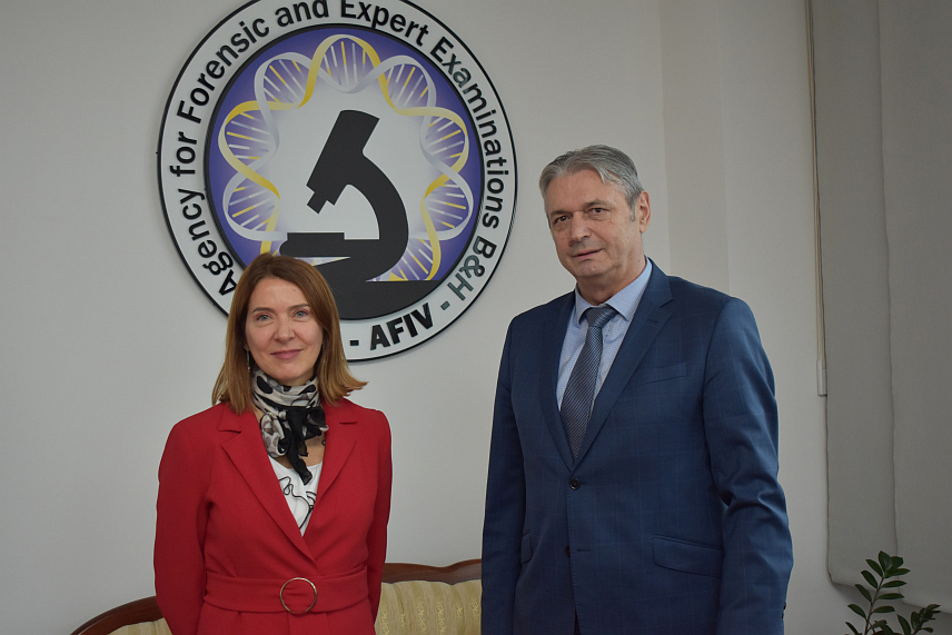 САРАЈЕВО, 14. НОВЕМБРА /СРНА/ - Директор Агенције за форензичка испитивања и вјештачења /АФИВ/ Радиша Самарџија разговарао је данас са аташеом унутрашњих послова Министарства унутрашњих послова Шпаније за Србију, БиХ и Црну Гору Фани Николас Мартинез о начинима сарадње у оквиру програма фондова ЕУ за полицијску подршку БиХ.