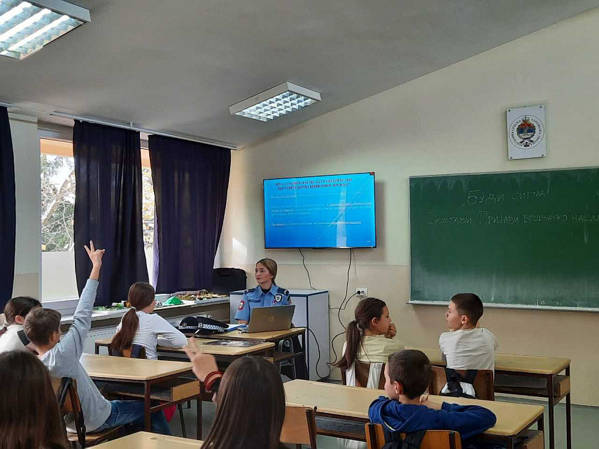 БАЊАЛУКА, 14.НОВЕМБРА /СРНА/ - Полицијски службеници Полицијске станице Лакташи, одржали су данас едукативно предавање о вршњачком насиљу ученицима Основне школе „Десанка Максимовић“ у Трну, Град Лакташи.