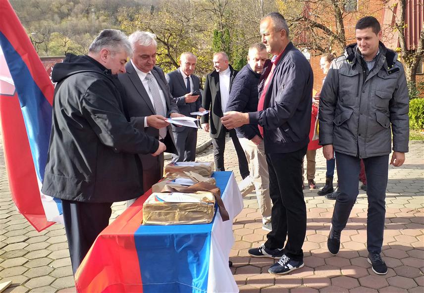 МИЛИЋИ, 14. НОВЕМБРА /СРНА/ - Кампања "Дејтонски мировни споразум у свакој породици" у Милићима - подјела штампаног примјерка овог документа мјештанима да лакше схвате позицију Српске у актуелним изазовима и опстанку на овим просторима.