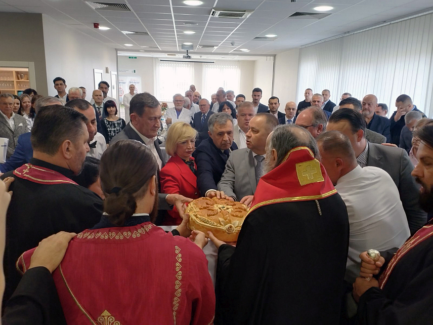 БИЈЕЉИНА, 14. НОВЕМБРА /СРНА/ - Бијељинска Болница обиљежила је данас крсну славу Свети врачи Козма и Дамјан најавом менаџмента о даљем убрзаном развоју на свечаности којој су присуствовали министар привреде и предузетништва Републике Српске Војин Митровић и помоћник министра здравља и социјалне заштите Милан Латиновић, а честитку је упутио предсједник Републике Милорад Додик.