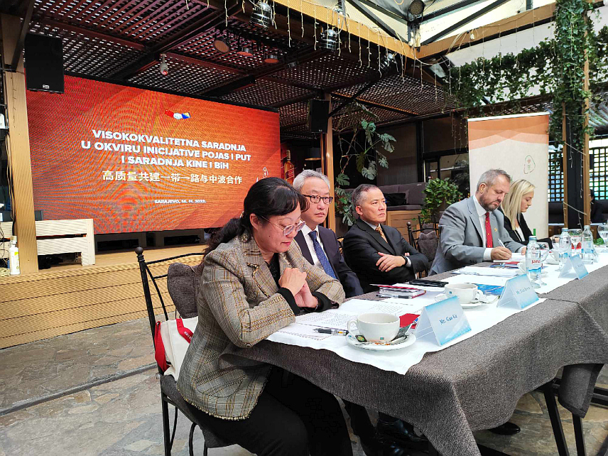 САРАЈЕВО, 14. НОВЕМБРА /СРНА/ - Амбасадор Кине у БиХ Ђи Пинг на форуму "Кафа и чај" о теми "Висококвалитетна сарадња у оквиру иницијативе `Појас и пут` и сарадња Кине и БиХ".