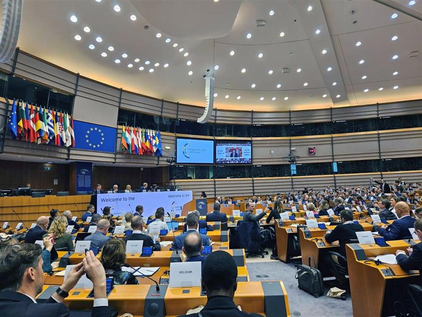 БРИСЕЛ, 14. НОВЕМБРА /СРНА/ - Активна радна снага у ЕУ могла би се смањити за 50 милиона људи у сљедећих 30 година, због демографских промјена, тако да је потребно учинити додатне напоре за усавршавање и преквалификацију, истакнуто је током Европског парламента предузећа у Бриселу.