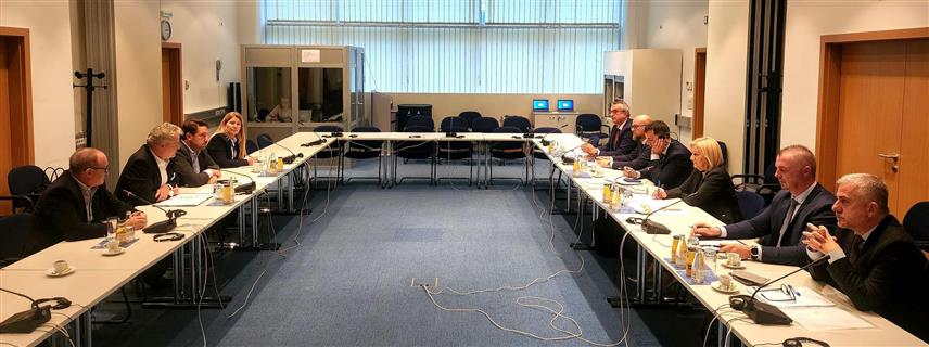 САРАЈЕВО, 14. НОВЕМБРА /СРНА/ - Предсједавајућа Савјета министара Борјана Кришто разговарала је данас у Сарајеву са шефом Делегације ЕУ у БиХ Јоханом Сатлером.