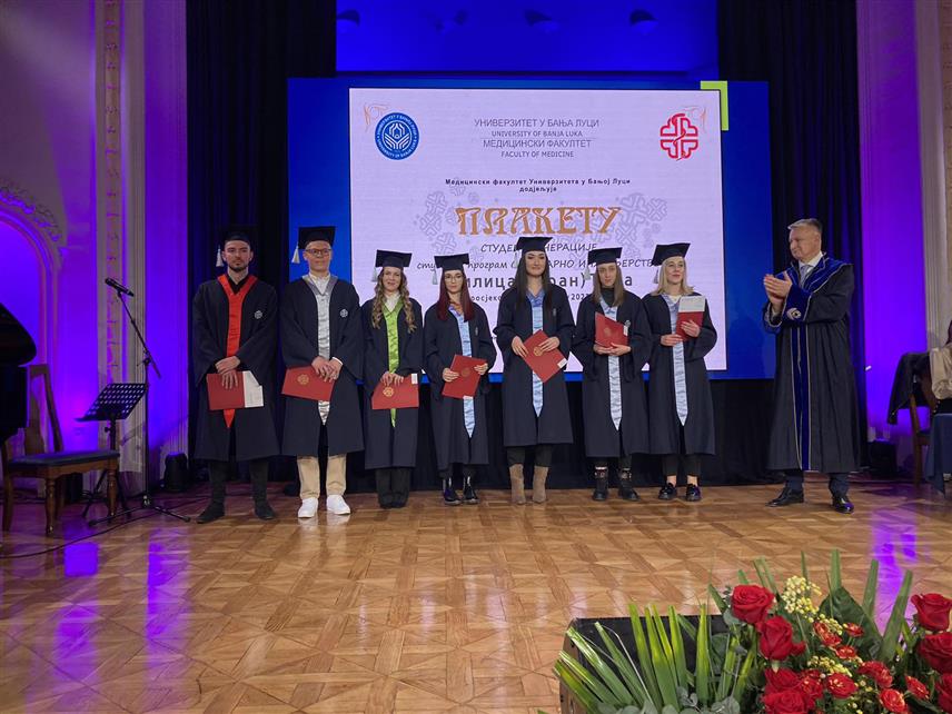БАЊАЛУКА, 14. НОВЕМБРА /СРНА/ - У Бањалуци су данас додијељене 194 дипломе свршеним студентима Медицинског факултета Универзитета у Бањалуци, који су похађали један од девет студијских програма на овој високошколској установи.
