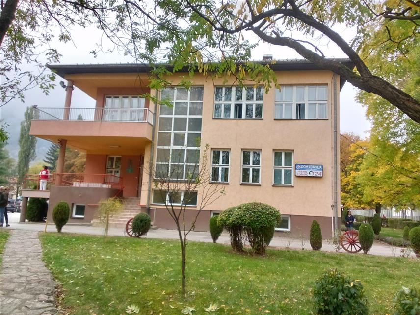 ХАН ПИЈЕСАК/СОКОЛАЦ/РОГАTИЦА, 14. НОВЕМБРА /СРНА/ - У домовима здравља на Хан Пијеску, Сокоцу и у Рогатици почела је вакцинација против сезонског грипа за категорије које имају право на бесплатну вакцину и грађане који желе да се на овај начин заштите од епидемије грипа.