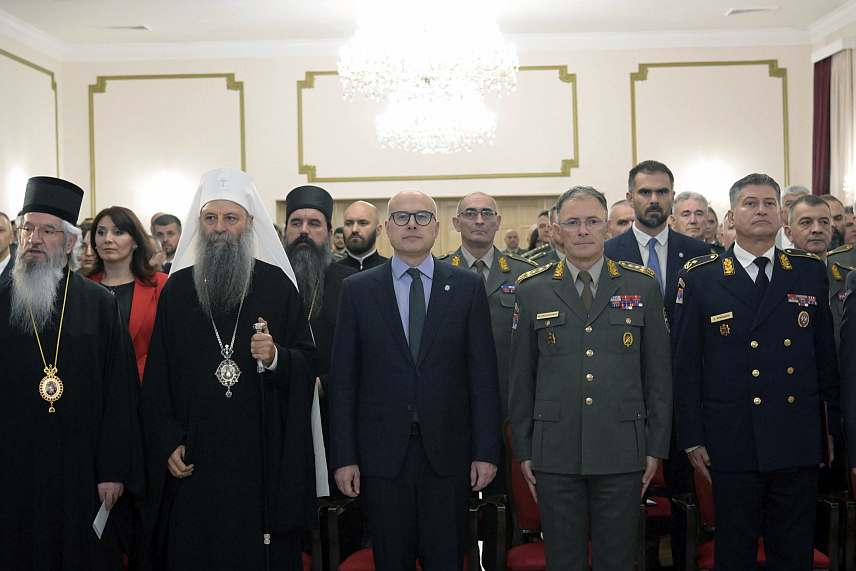 БЕОГРАД, 14. НОВЕМБРА /СРНА/ - Његова светост патријарх српски Порфирије, министар одбране Милош Вучевић и начелник Генералштаба Војске Србије Милан Мојсиловић присуствовали су вечерас у београдском Дому Војске свечаној академији поводом обиљежавања 10 година од обнове вјерске службе у Војсци Србије.