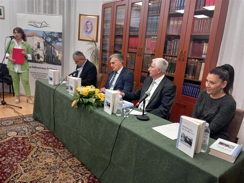 ТРЕБИЊЕ, 14. НОВЕМБРА /СРНА/ - У Народној библиотеци Требиње вечерас је промовисана књига Средоја Новића „Од Детлака до Ист Ривера“, а ријеч је о аутобиографском дјелу аутора, кроз коју су представљени најзанимљивији детаљи из живота аутора, а књига прати и живот једног друштва и времена.