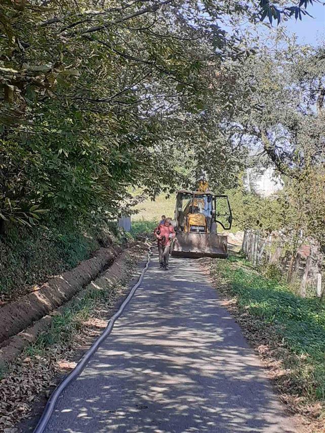 КОСTАЈНИЦА, 14. НОВЕМБРА /СРНА/ - Комунално предузеће „Комунално“ Костајница половином септембра почело је изградњу водовода у селу Горња Слабиња, а почетком овог мјесеца су на овај водовод прикључена прва два домаћинства.