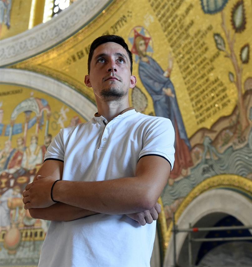 БИЈЕЉИНА, 15. НОВЕМБРА /СРНА/ - Милош Ђуран, чији су коријени из Ливањског поља, слови за најбољег мозаичара у Србији који је предводио српску екипу на изради мозаика од 17.000 метара квадратних у Храму Светог Саве на Врачару.