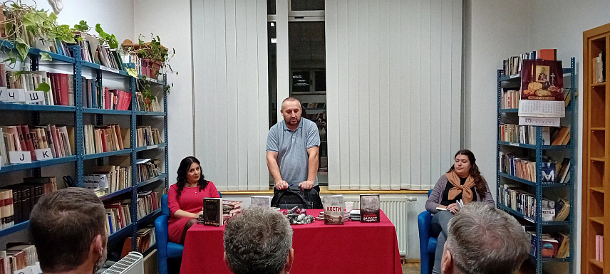 СОКОЛАЦ, 15. НОВЕМБРА /СРНА/ - Књижевник Ненад Милкић из Малог Зворника представио је Сокочанима роман "Колона", која се бави страдањем крајишких Срба и Крајином кроз праћење двије колоне - из Далмације и Книнске крајине, која креће са Баније и Кордуна, те односом Срба и Хрвата кроз цијелу историју.