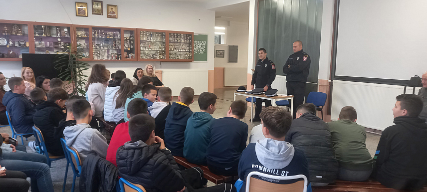 МРКОЊИЋ ГРАД, 15. НОВЕМБРА /СРНА/ - Представници Полицијске управе Мркоњић Град, на чијем подручју у протеклих девет мјесеци није било евидентираних случајева вршњачког насиља, данас су одржали предавање о превенцији за ученике Основне школе "Иван Горан Ковачић".