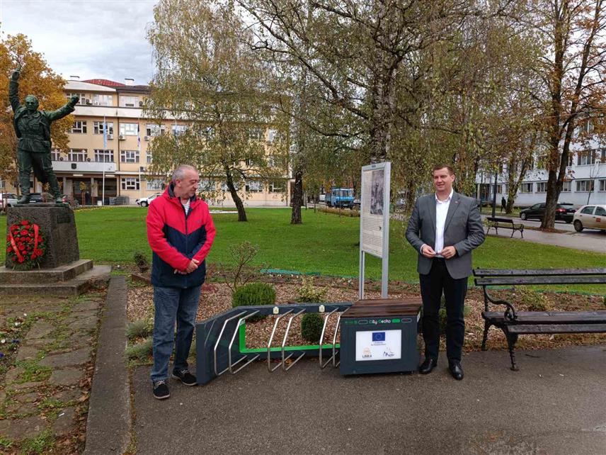 ПРИЈЕДОР, 15. НОВЕМБРА /СРНА/ - У Приједору је данас постављена паметна клупа која омогућава бесплатну интернет конекцију, пуњење батерија на уређајима и електричним тротинетима и бесконтактно пуњење мобилних телефона.