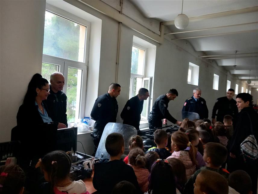 ТРЕБИЊЕ, 15. НОВЕМБРА /СРНА/ - Полицијска управа Требиње данас је, поводом крсне славе Министарства унутрашњих послова /МУП/ Републике Српске - Аранђеловдана, организовала Дан отворених врата за све полазнике предшколских установа у том граду, а дјеца су могла да виде дио опреме, полицијска возила.