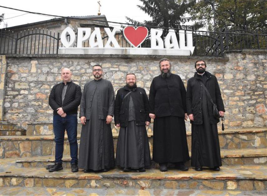 БИЈЕЉИНА, 15. НОВЕМБРА /СРНА/ - Чланови Добротворне организације "Тројеручица" при Епархији зворничко-тузланској посјетили су Косово и Метохију и обишли многе светиње.