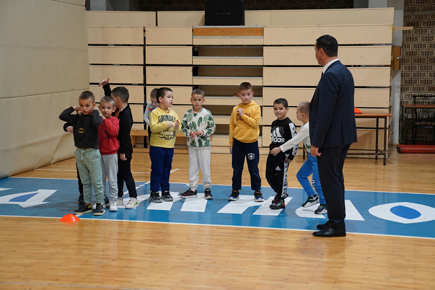 TРЕБИЊЕ, 15. НОВЕМБРА /СРНА/ - Градоначелник Требиња Мирко Ћурић присуствовао једном од тренинга Школе спорта у Спортској дворани "Милош Мрдић"..