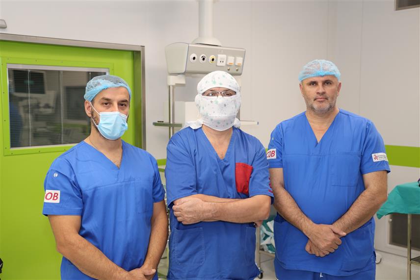 БАЊАЛУКА, 15. НОВЕМБРА /СРНА/ - Начелник Клинике за општу и абдоминалну хирургију Зоран Алексић заједно са гостујућим стручњаком Михајлом Ђокићем из УКЦ Љубљана, те Велимиром Шкрбићем и Марком Лугоњом је извео прво лапароскопско-хибридно одстрањење слезене код пацијенткиње код које су након три године исцрпљене све конзервативне методе лијечења, те је индиковано хируршко лијечење.	
