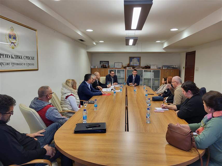 БАЊАЛУКА, 15. НОВЕМБРА /СРНА/ - Министар трговине и туризма Републике Српске Денис Шулић разговарао је данас у Бањалуци са представницима јавних кухиња у Републици Српској.