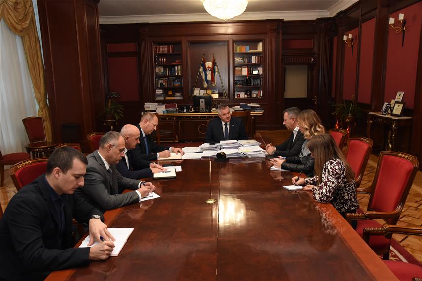 БАЊАЛУКА, 15. НОВЕМБРА - Предсједник Владе Републике Српске Радован Вишковић током састанка са представником компаније "Р-С силикон" из Мркоњић Града Ђанмикелеом Фољом.