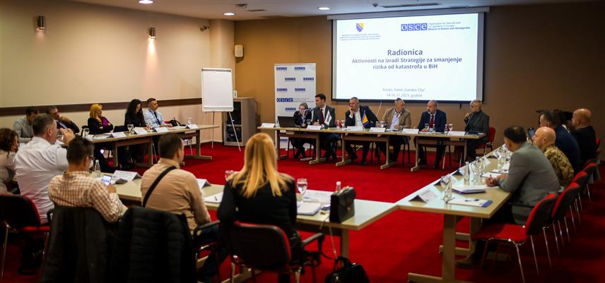 САРАЈЕВО, 15. НОВЕМБРА /СРНА/ - Мисија ОЕБС-а у БиХ, у сарадњи са Министарством безбједности у Савјету министара, организовала је радионицу у Коњицу која има за циљ стварање услова за израду Стратегије смањења ризика од катастрофа у БиХ за период од 2023. до 2027. године, у складу са Закључком Савјета министара од 9. новембра прошле године и захтјевима Глобалног оквира из Сендаија за смањење ризика од катастрофа за период од 2015. до 2023. године.