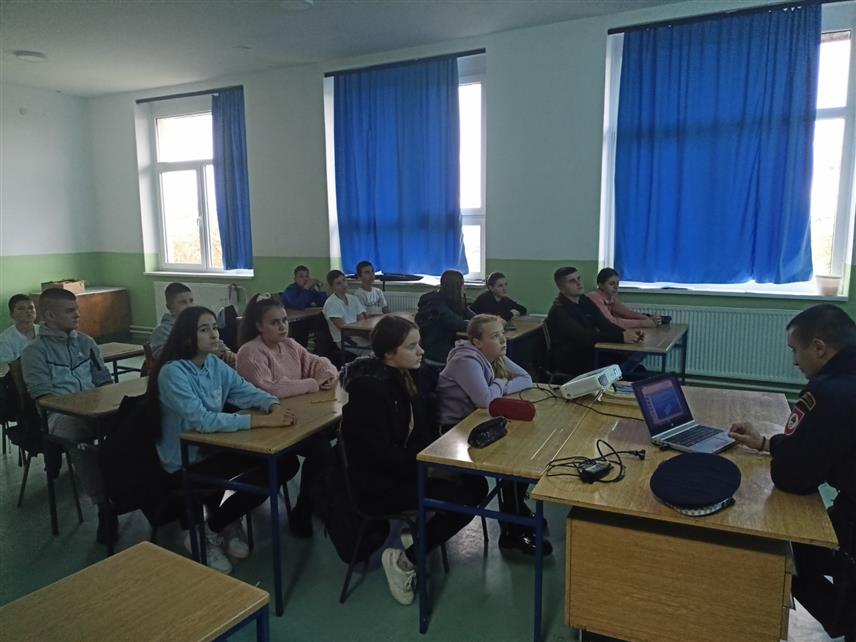 ГАЦКО, 15. НОВЕМБРА /СРНА/ - Полиција у Гацку данас је у оквиру превентивне кампање Министарства унутрашњих послова /МУП/ Републике Српске "Буди сигма! Заустави/пријави вршњачко насиље“, упознала учениике са начинима испољавања и посљедицама вршњачког насиља.