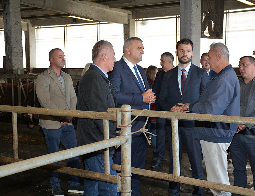 ПРИЈЕДОР, 15. НОВЕМБРА /СРНА/ - Министар пољопривреде, шумарства и водопривреде Републике Српске Саво Минић у Трнопољу гдје је посјетио фарме говеда у власништву Драгана Балтића и Јусуфа Арифагића.