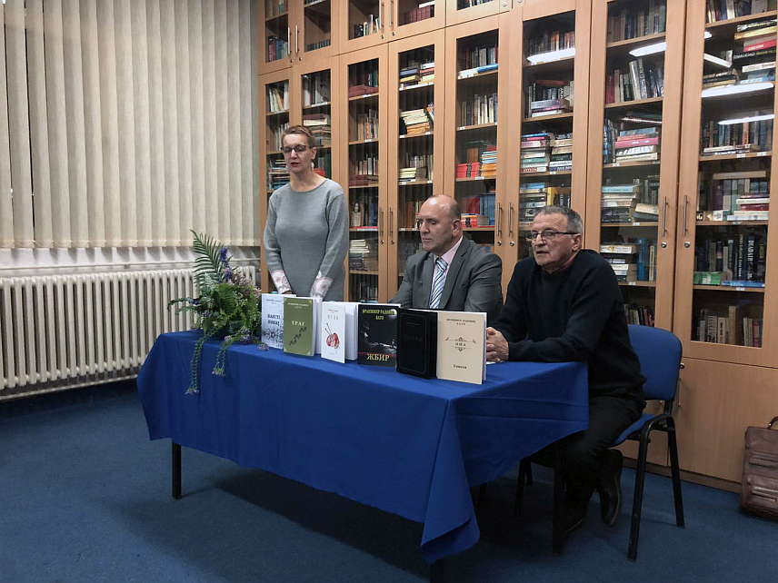 ИСТОЧНО САРАЈЕВО, 15. НОВЕМБРА /СРНА/ - Правник и писац из Фоче Бранимир Радовић вечерас је у Матичној библиотеци у Источно Сарајево представио публици свој књижевни опус од шест дјела, међу којима су романи, поеме и збирке пјесама.