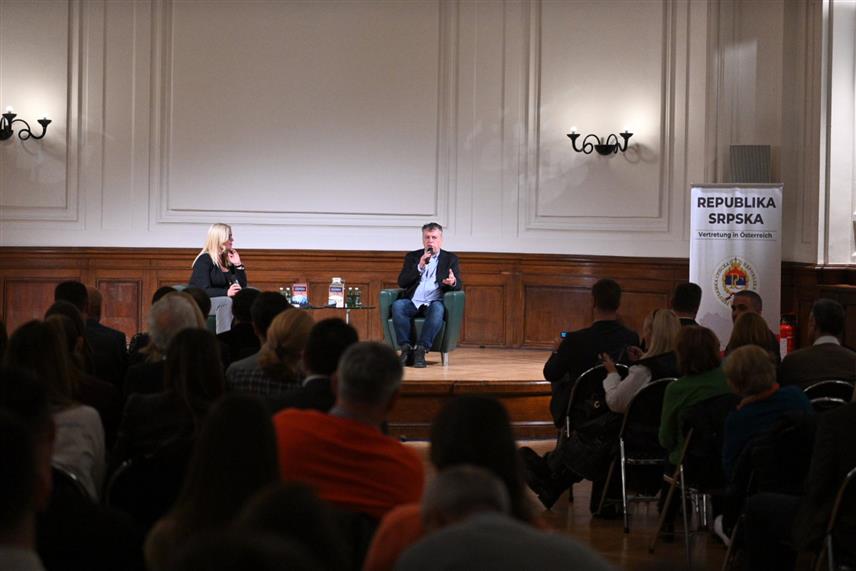 БЕЧ, 14. НОВЕМБРА /СРНА/ - Писац и музичар Ненад Јанковић, јавности познатији као др Неле Карајлић, представио је вечерас своју књижевну трилогију "Солунска 28" пред публиком у Бечу.