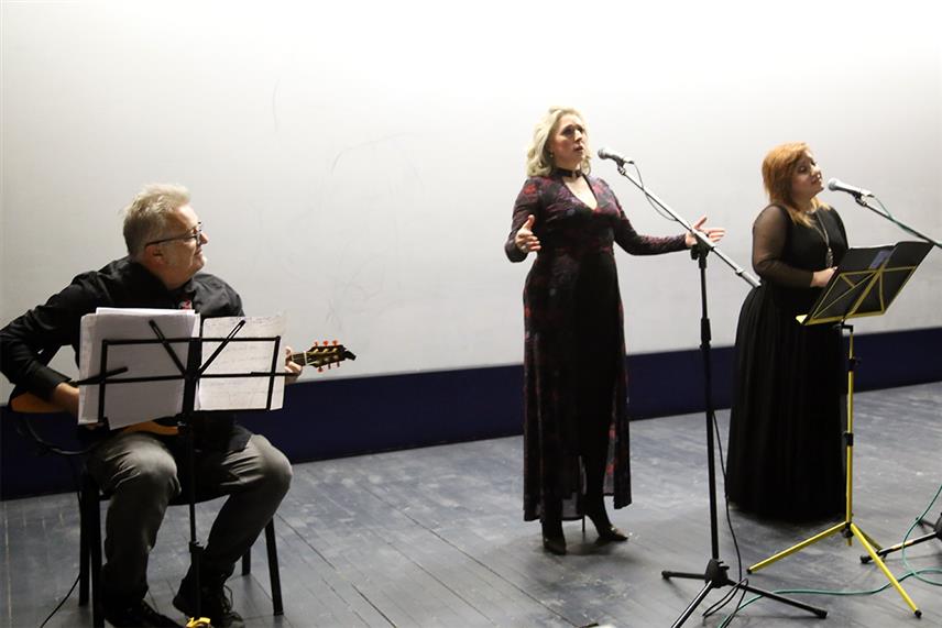 ТРЕБИЊЕ, 15. НОВЕМБРА /СРНА/ - У Требињу је вечерас приређен музичко-сценски програм "Што се боре мисли моје" и приказан истоимени филм у оквиру манифестације "Дани Србије у Републици Српској".