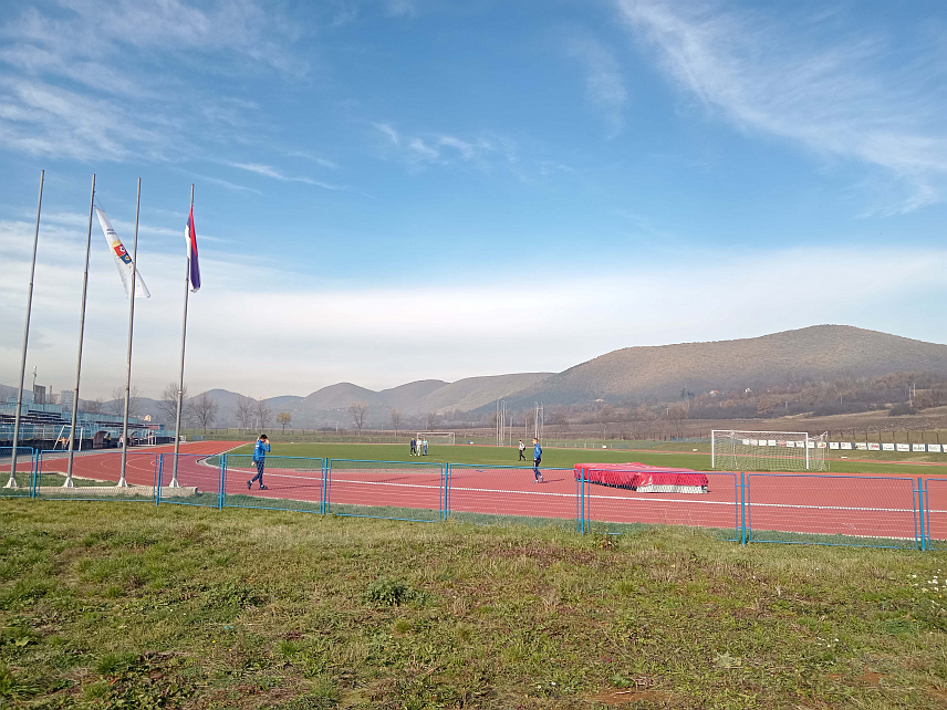 РОГАTИЦА, 15. НОВЕМБРА /СРНА/ - Атлетска тартан стаза у оквиру Спортско-рекреативног центра "9. јануар" у Рогатици за сада је једина сертификована од Међународне асоцијације атлетских федерација за одржавање сениорских првенстава Републике Српске и БиХ.