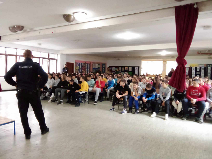 НОВИ ГРАД, 16. НОВЕМБРА /СРНА/ - У оквиру кампање Министарства унутрашњих послова Републике Српске "Буди сигма! Заустави/пријави вршњачко насиље!" полицијски службеници Полицијске станице Нови Град одржали су данас предавање за ученике Основне школе "Вук Караџић" у Новом Граду о теми превенције вршњачког насиља.