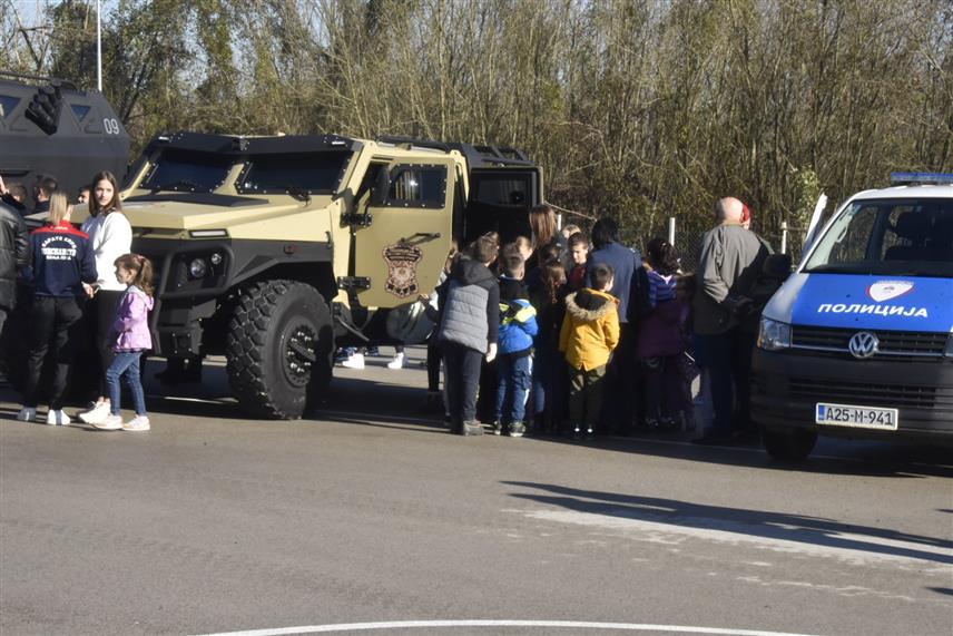БАЊАЛУКА, 16. НОВЕМБРА /СРНА/ - Око 200 малишана предшколског и школског узраста из Бањалуке данас су имали прилику да се упознају са опремом, средствима и начином рада полицијских службеника у Центру за обуку у Залужанима.