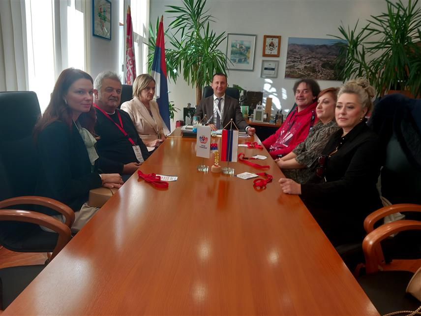 TРЕБИЊЕ, 16. НОВЕМБРА /СРНА/ - Веома је значајно да иста култура буде заступљена с обје стране Дрине, поручио је градоначелник Требиња Мирко Ћурић на пријему за учеснике манифестације "Дани Србије у Српској".