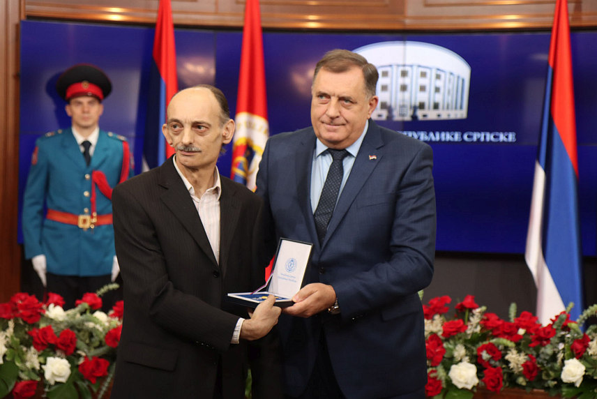 БАЊАЛУКА, 16. НОВЕМБРА /СРНА/ - Предсједник Републике Српске Милорад Додик уручио је данас у Бањалуци постхумна одликовања за око 60 бораца Војске Републике Српске /ВРС/ који су одликовани поводом Видовдана - крсне славе ВРС, поручивши да се тако исказује патриотски однос према онима који су дали животе за Републику Српску./Фото Борислав Здриња/