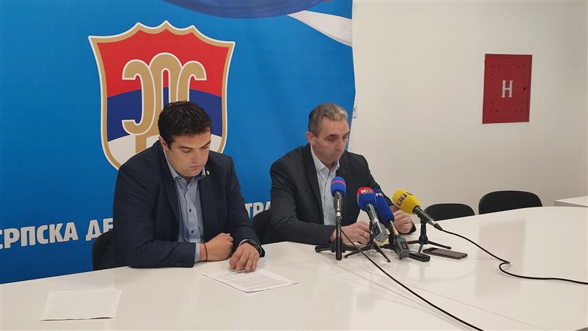 ИСТОЧНА ИЛИЏА, 16. НОВЕМБРА /СРНА/- Посланик СДС-а у Народној скупштини Републике Српске Дарко Берјан и члан Одбора за образовање СДС Источна Илиџа Мирослав Лучић на конференцији за новинаре.