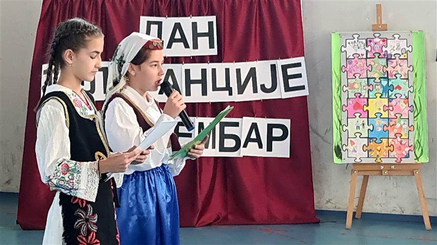 ДОБОЈ, 16. НОВЕМБРА /СРНА/ - Ученици Основне школе /ОШ/ "Доситеј Обрадовић" из Добоја, једне од највећих мултиетничких школа на простору БиХ, данас су поводом Међународног дана толеранције организовали културно-забавни програм и етнографску изложбу.