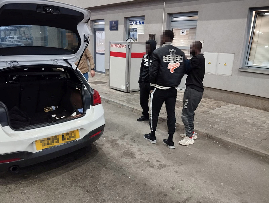 САРАЈЕВО, 16. НОВЕМБРА /СРНА/ - Припадници Јединице граничне полиције БиХ Велика Кладуша данас су у граничном појасу на подручју тог града спријечили кријумчарење 71 страног држављанина, међу којима тридесеторо дјеце.